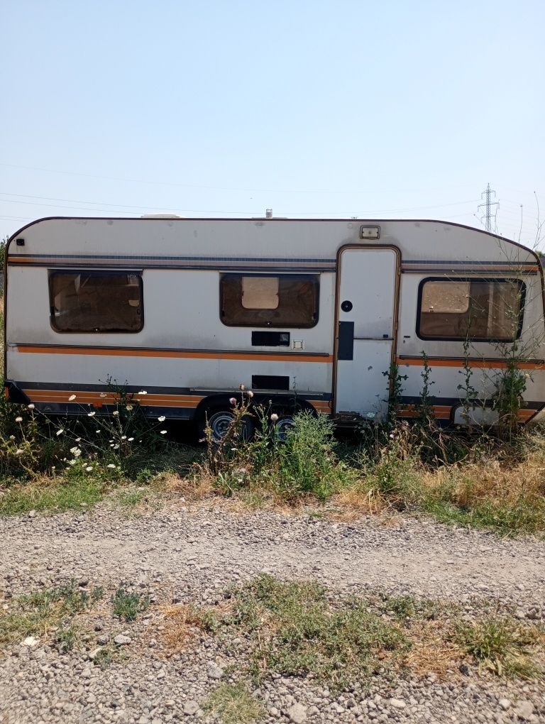 Vînd rulotă fără acte, lungime int. 5m l, preț 3500 negociabil.