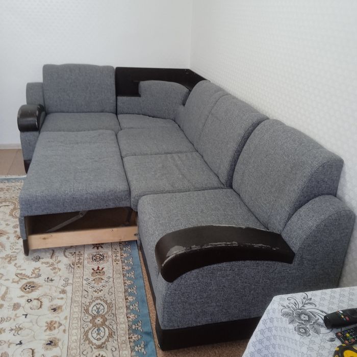 Диван угловой в хорошем состоянии. Чистый.