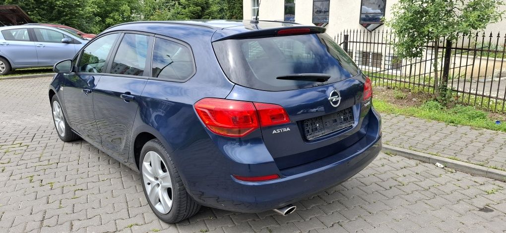 Opel Astra j 1.4 Turbo . Cutie automată