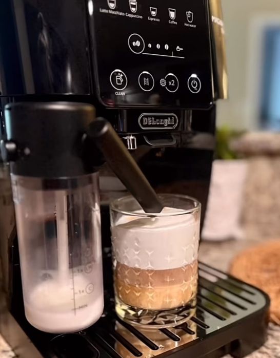 Кофемашина DeLonghi ECAM 220.60. B с Автокапучиной ,Отличное качество!