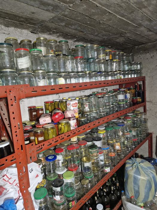 Подарявам около 300 буркана