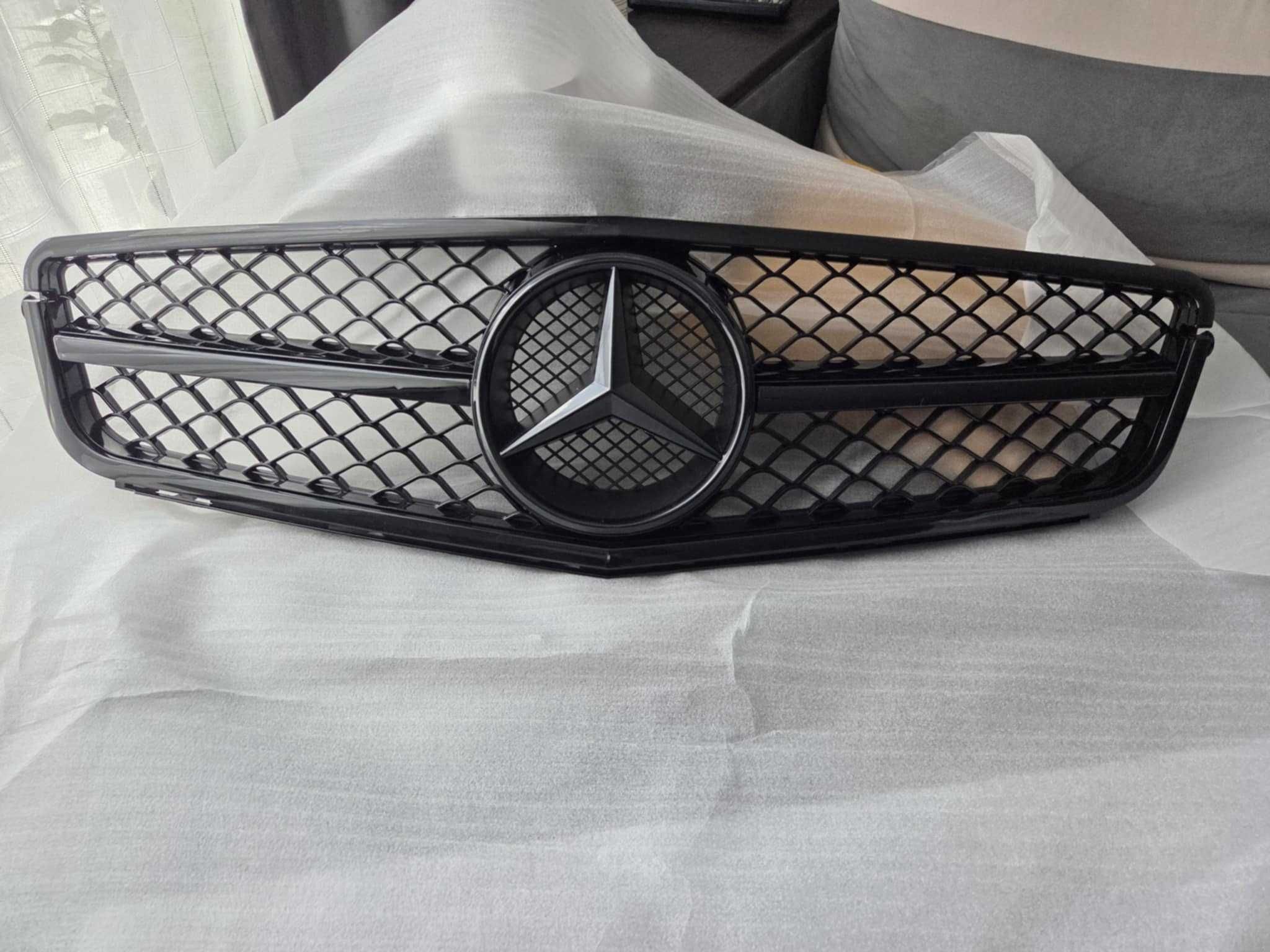 Чисто нова решетка с емблема за Mercedes W204 AMG C63 BLACK