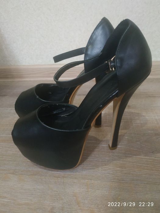 Продам босоножки женские