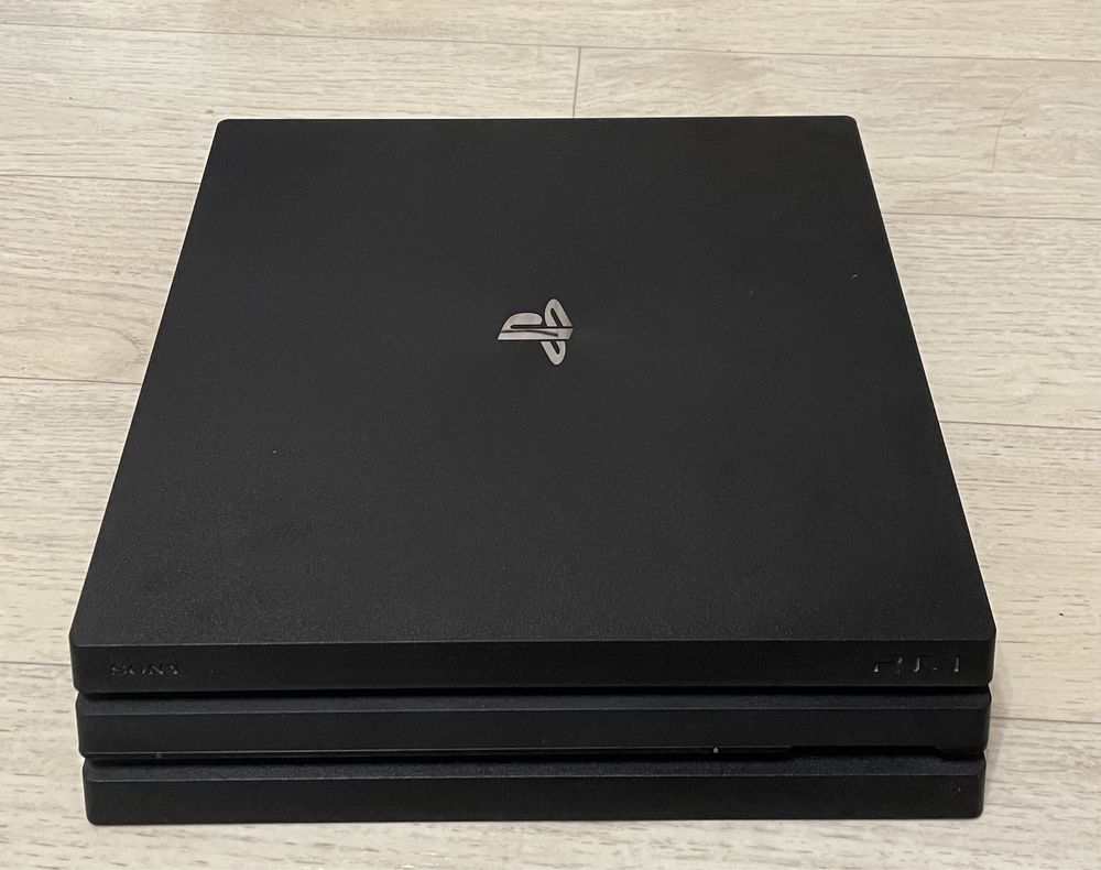 PlayStation 4 PRO (1000гб) , + 4 игры