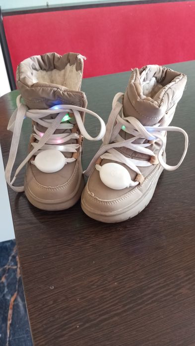 Продам детские башмачки ссо светящимися шнурками очень теплые..