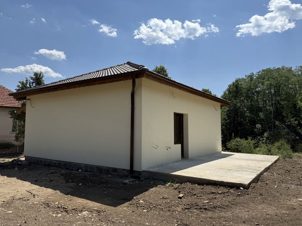 Продавам къща с двор в гр.Вършец, кв.Заножене