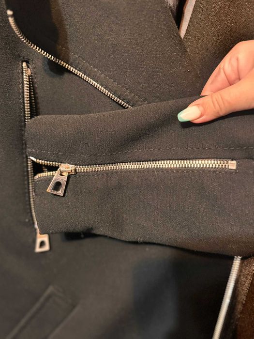 Jachetă ZARA – elegantă și ușoară