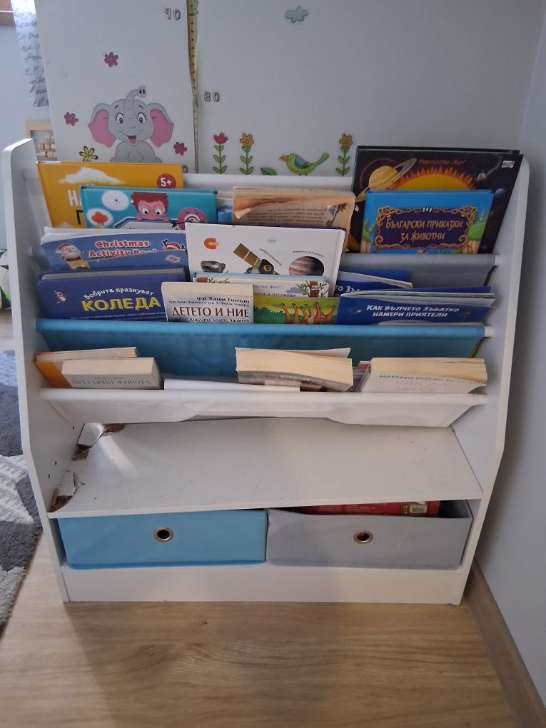 Детска етажерка за книги