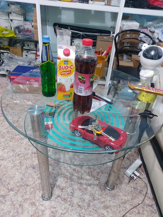 Столик стеклянный круглый,размер где то метр на метр