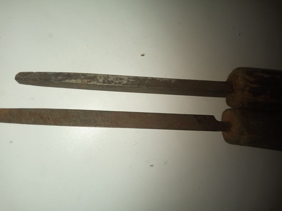 Напильники  ножовка, стойки металлич., уголок аллюминиевый.