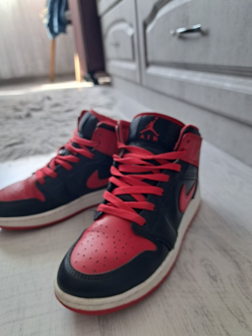 Jordan 1 mid bred