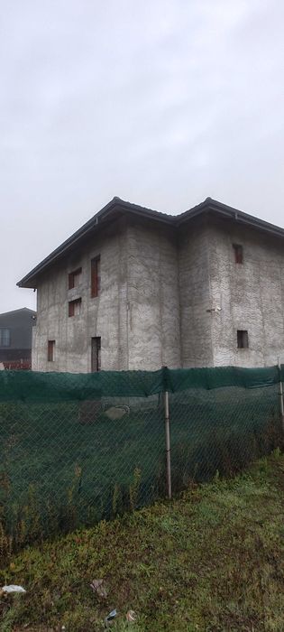 Casa la rosu de vânzare