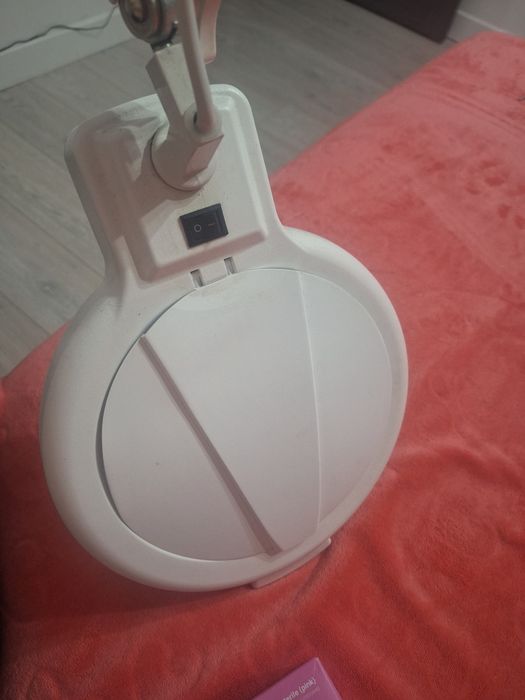 Lampa cosmetica cu lupă