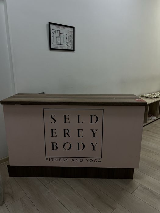 Стойка ресепшен деревянная