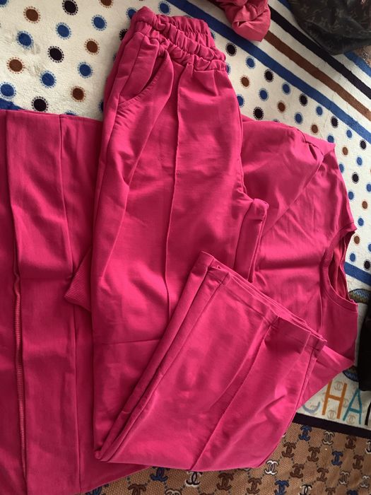 Продам костюм розовый