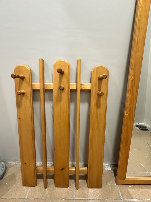 Огледало, дървена маса и закачалка от естествено дърво – гр. Пловдив