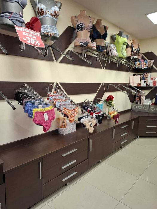 Шкафове и рафтове за магазин