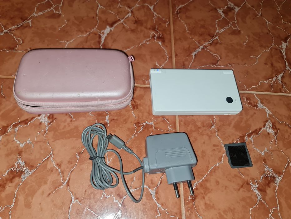 NINTENDO DSi cu jocuri si accessori