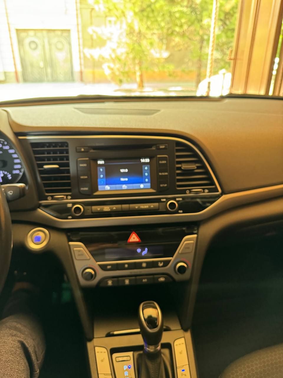 Huyndai Elantra GLS.год выпуска 2015,цвет белый,пробег 60.000 км