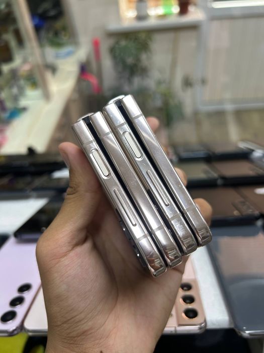 Samsung galaxy z flip 4 5G 8/256gb holati ideal