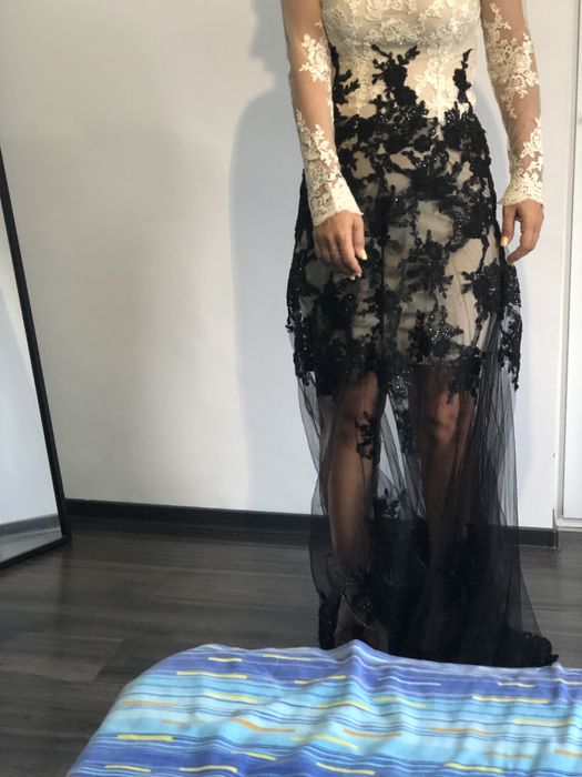 Rochie eleganta bej cu trena din dantela neagra