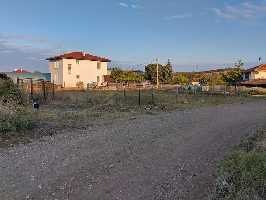 Продавам уреголиран поземлен имот