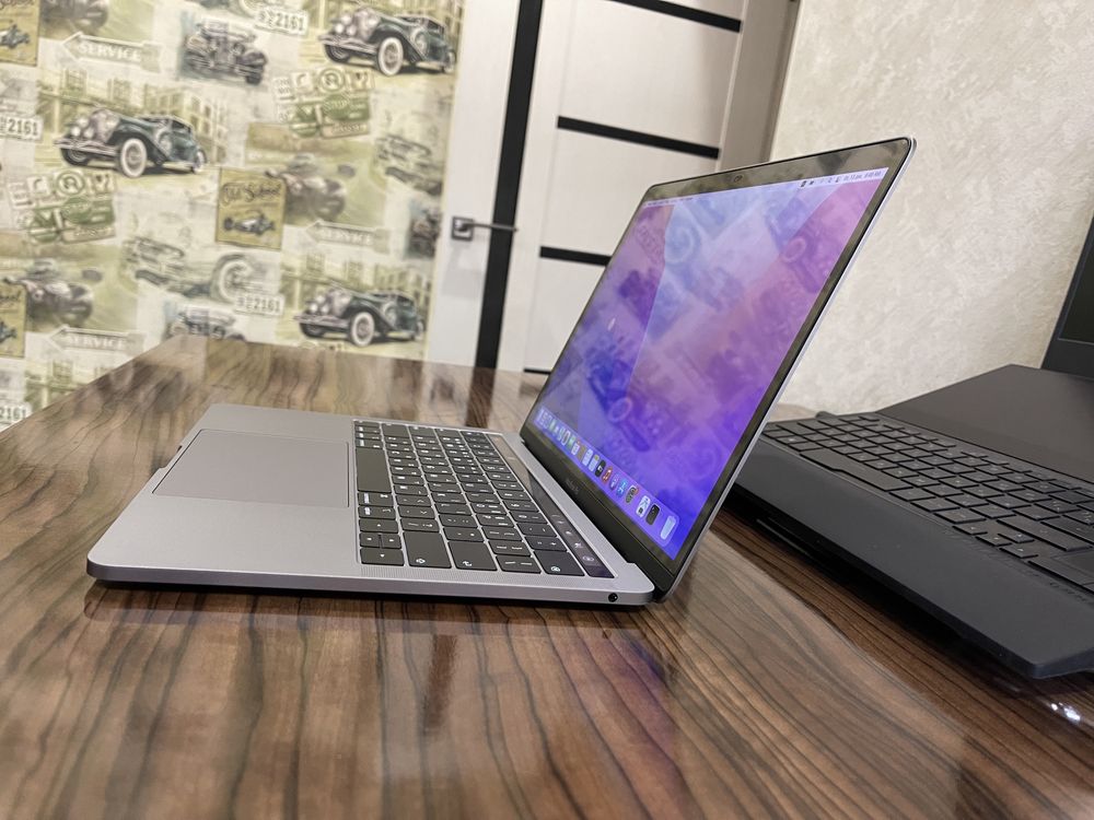 * Apple MacBook Pro 13 A2159 Retina 2019 год core i5 почти новый!