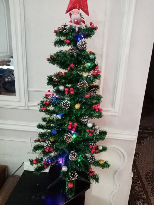 Ёлки укомплектованные сшишками и ягодами