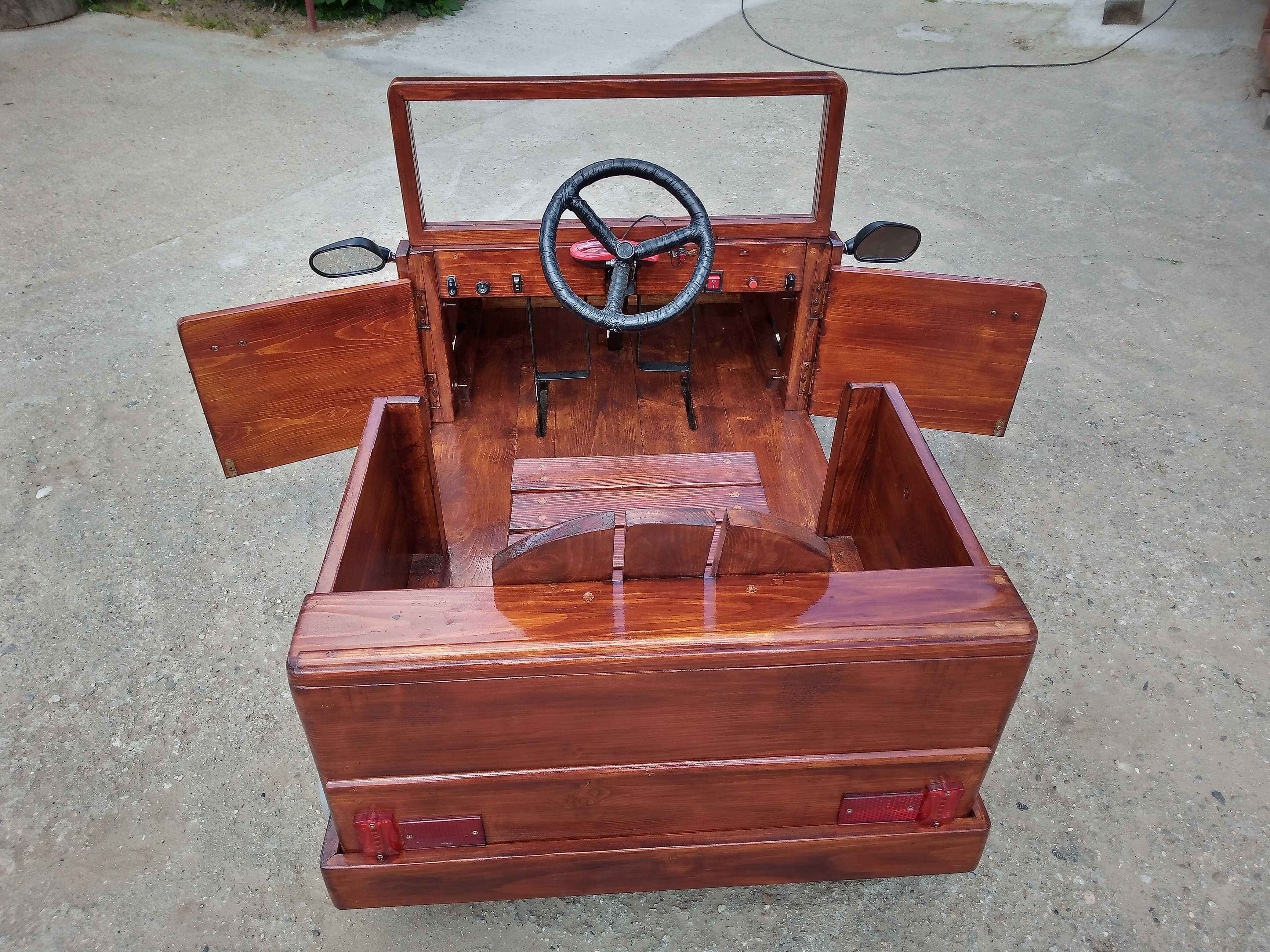 Mașinuță cu pedale,funcțională,din lemn