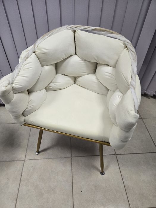 Красив стол цвят Екрю