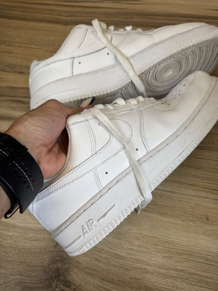 Оригинални бели кецове Nike Air Force ! 42 н