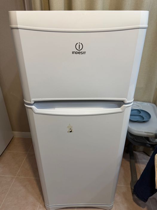 Продам холодильник Indesit