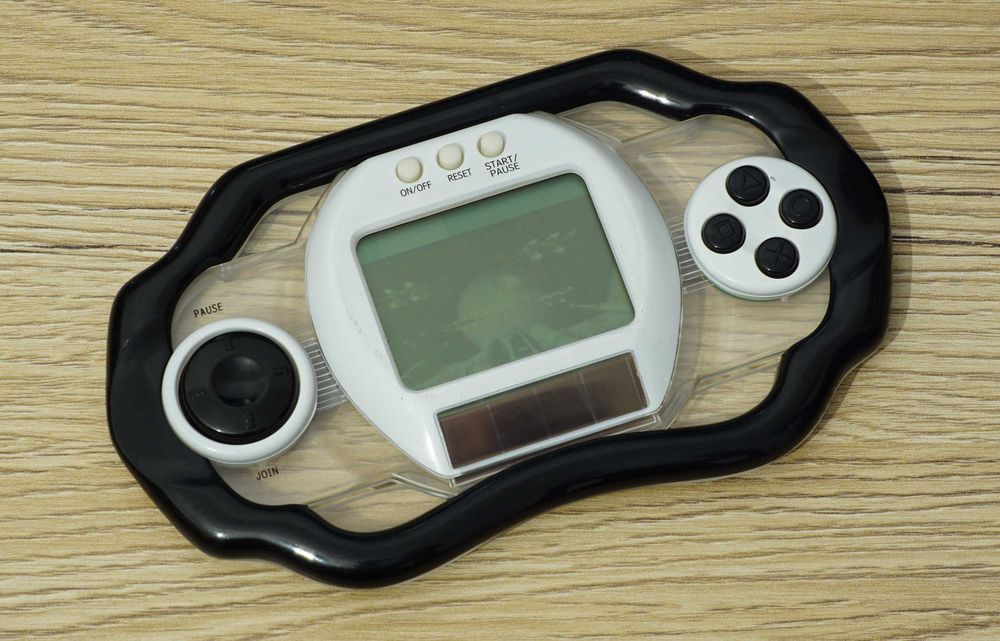 Consola portabila solara similara Nintendo Game & Watch