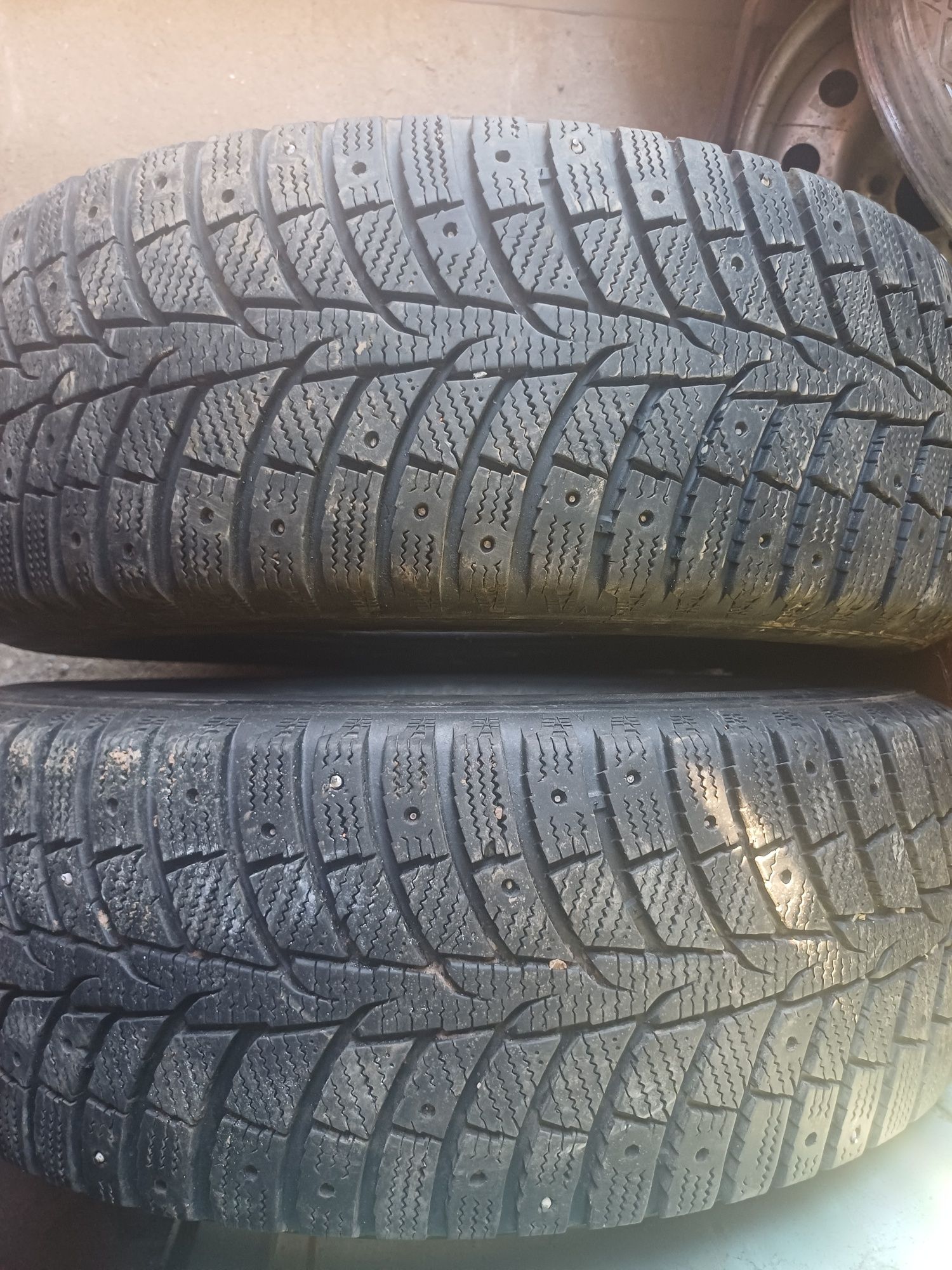 Продам комплект зимних шин 215 60 R-16
