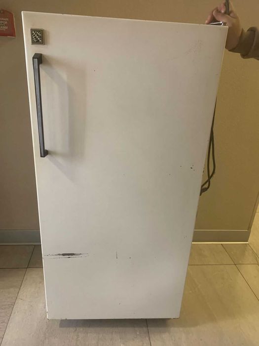 Холодильник. Самовывоз Нурлы-Тау 3А. Потек