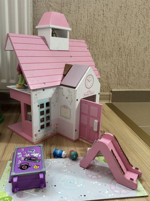 Casuta din lemn cu multe accesorii