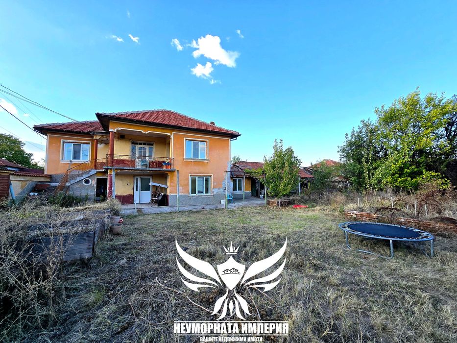 Продавам двуетажна къща 240РЗП с широк двор 1280кв. в с.Дълбок Извор