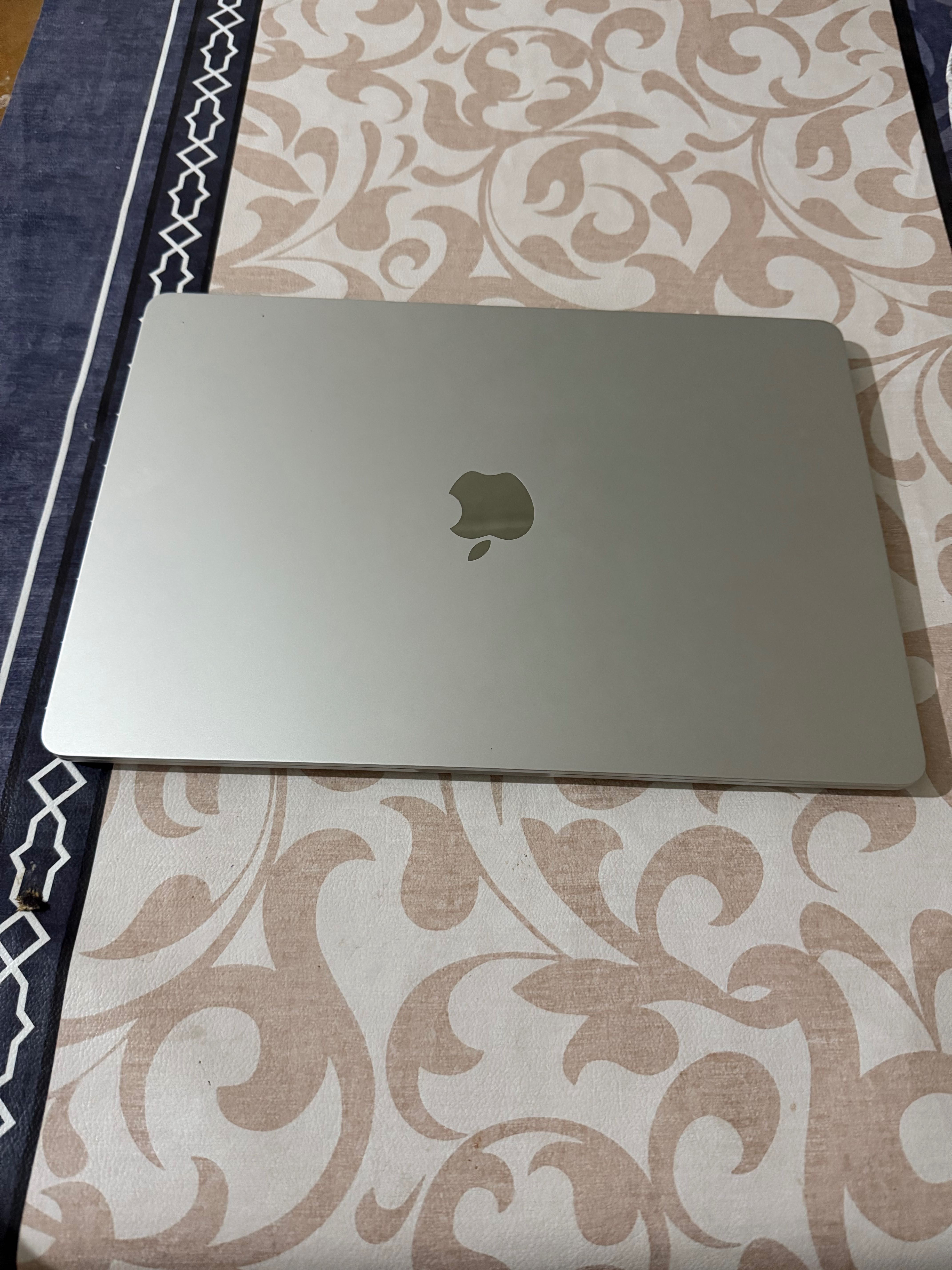 Mac Air2024 (kafolati bilan) 16/256 M3 chip 100% batterylife 15 dyumli