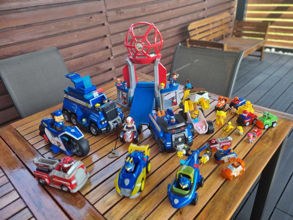 Vând set cu personajele din Paw Patrol