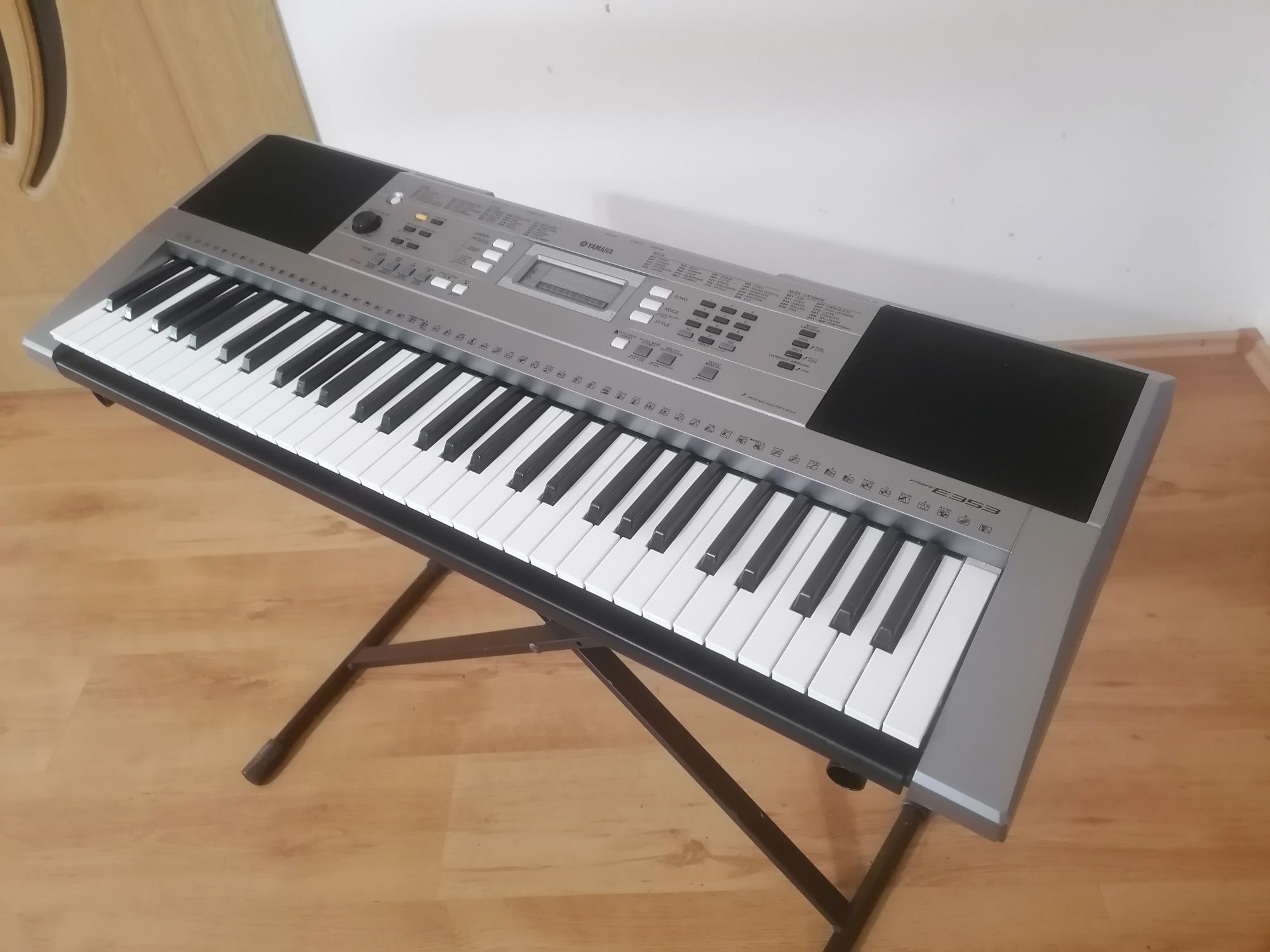 YAMAHA PSR E-353 USB stereo Display iluminat