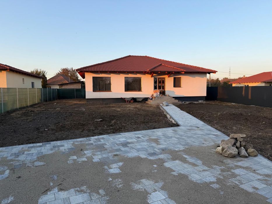 Vând casă recent construită