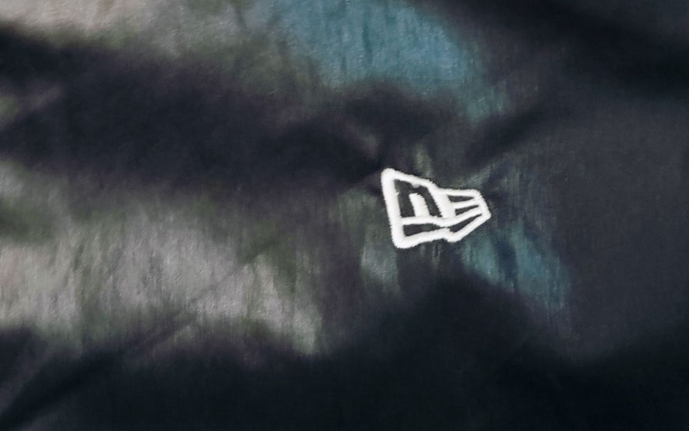 Geaca New Era două culori.