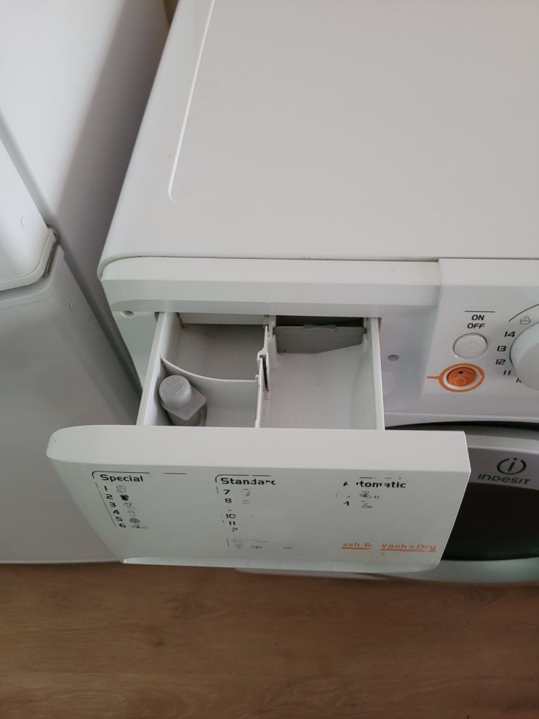 Перална със сушилна INDESIT
