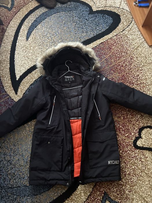 Vand geaca de iarna cu gluga de blana