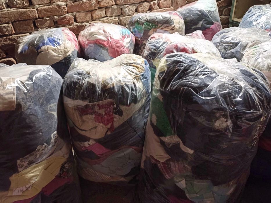 Vând saci cu haine