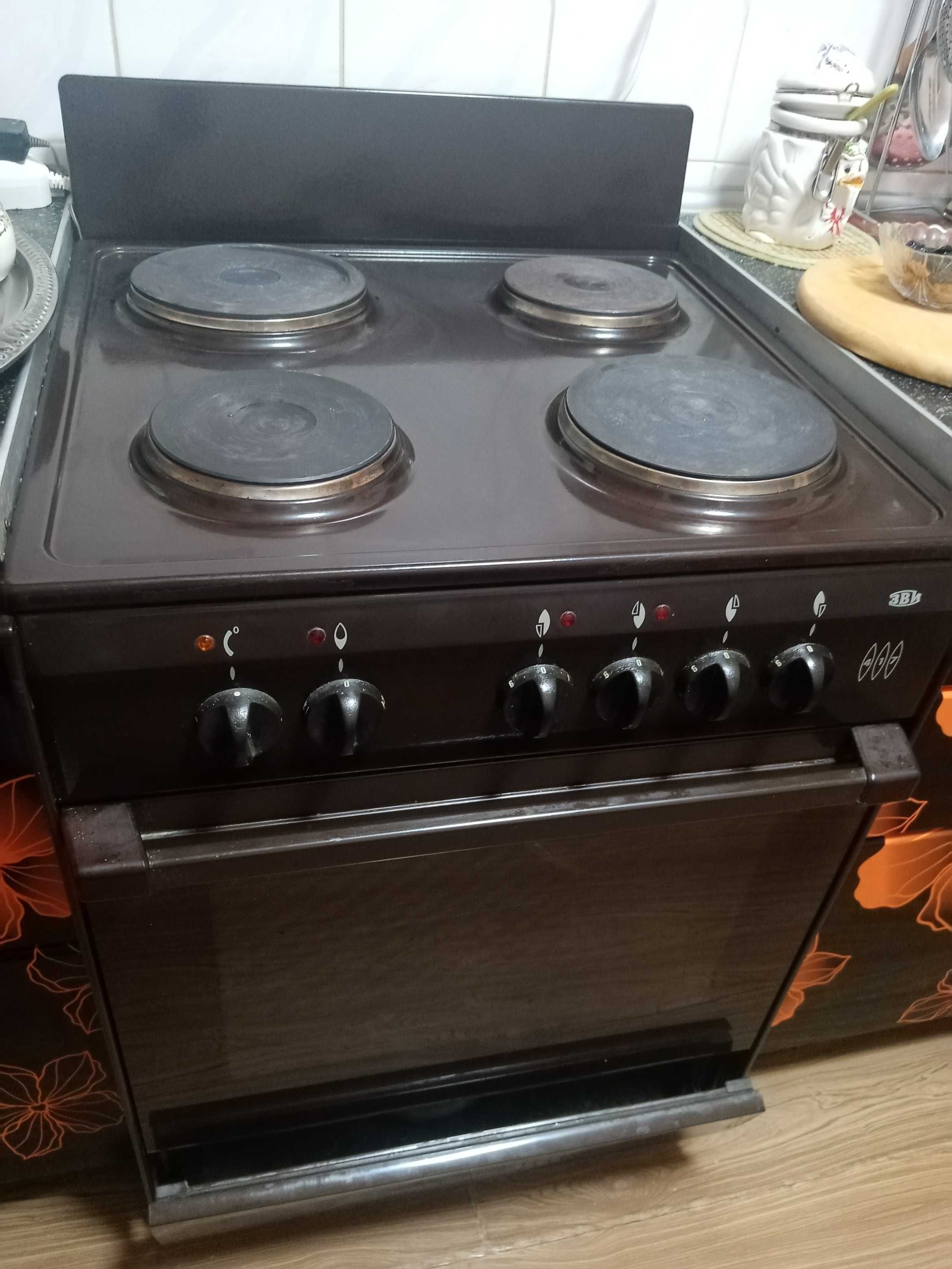Продам эл.плиту  в отличном состоянии.