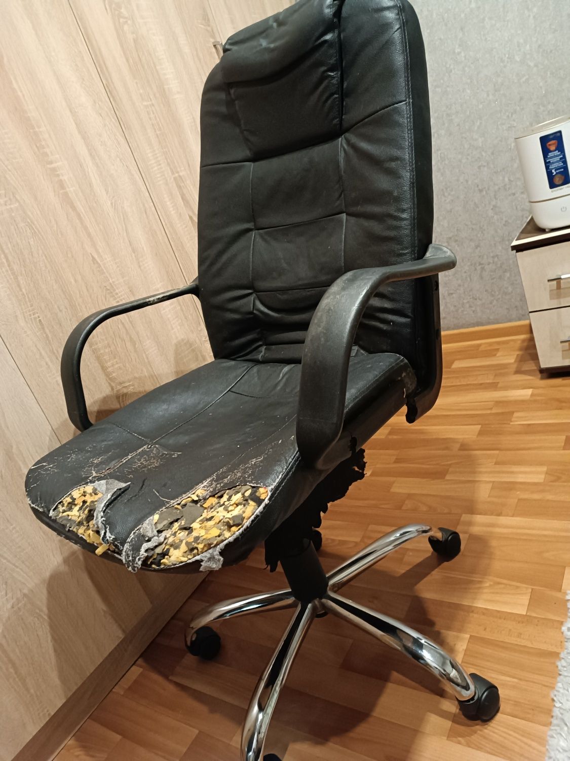 Продам кресло, из вложений: починка ручки и обшивка