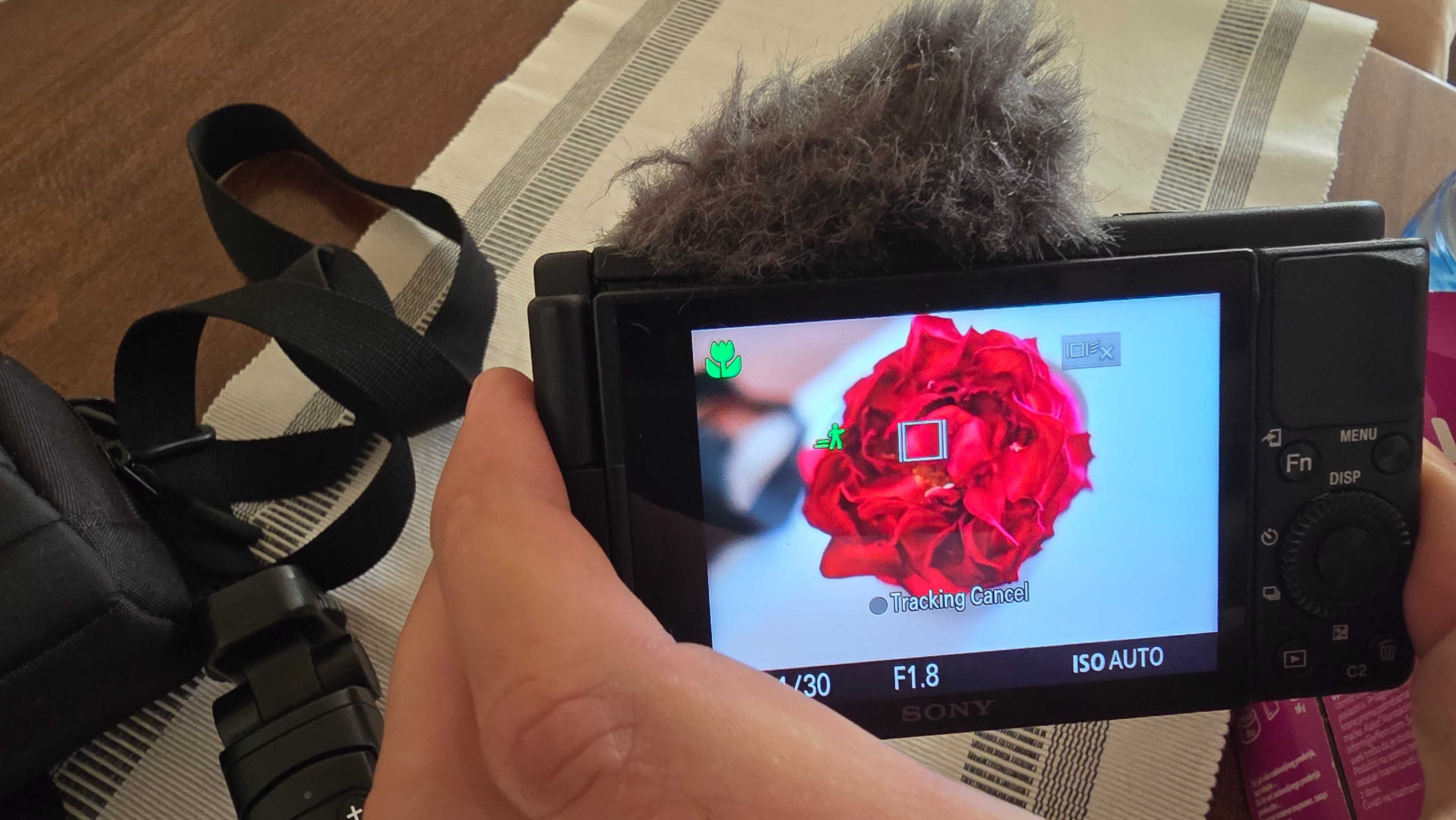 Камера Sony ZV-1 с аксесоари, обектив, чантичка 2х SD карти