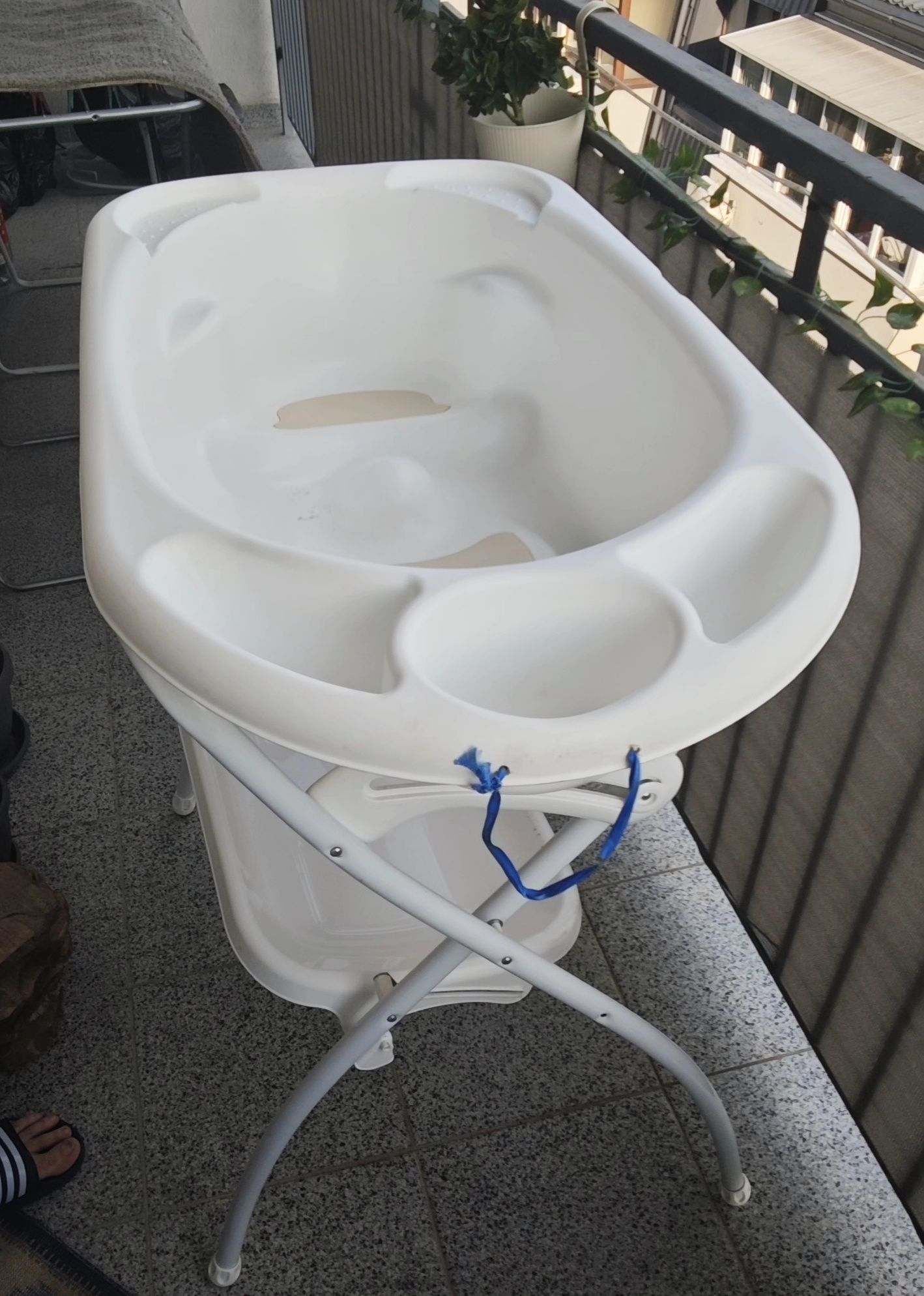 Cădiță ergonomica cu suport pentru bebelusi