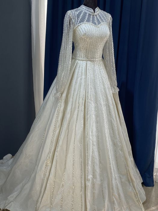 Kiyilgan va yangi kelin koylaklar sotuvda